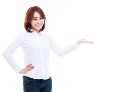 Asyalı kadın bir şey sunmak.