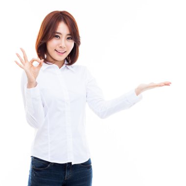 Asyalı kadın bir şey sunmak.