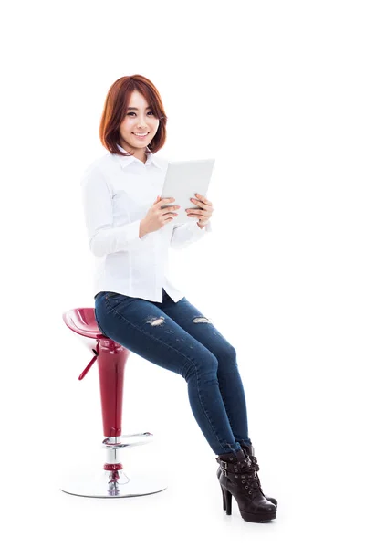 Frau hält Tablet-Computer in der Hand. — Stockfoto