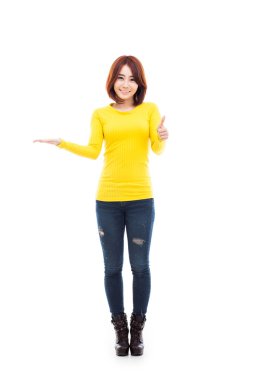 Asyalı kadın bir şey sunmak.