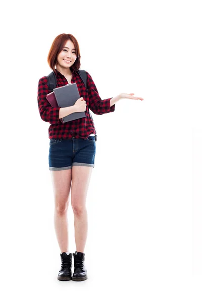 Joven asiática estudiante mujer mostrando algo — Foto de Stock