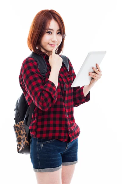 Jonge Aziatische student vrouw met behulp van een pad pc — Stockfoto