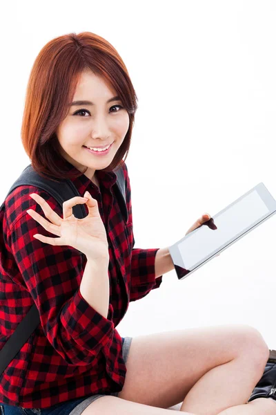 Junge asiatische Frau Student mit einem Pad PC — Stockfoto