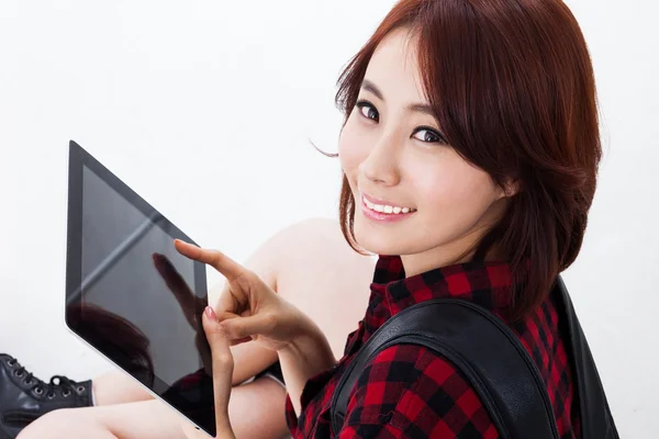 Junge asiatische Studentin Frau mit einem Pad PC — Stockfoto