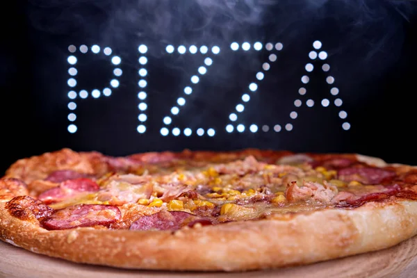 Pizza Italiană Proaspătă Gustoasă Fundal Negru Inscripție Spectaculoasă Lumină Pizza Fotografie de stoc