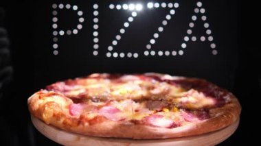 Siyah arka planda nefis taze İtalyan pizzası. Hafif yazılı pizzanın etkisi var.