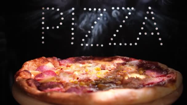 Νόστιμο Φρέσκο Ιταλική Πίτσα Μαύρο Φόντο Την Επίδραση Του Φωτός — Αρχείο Βίντεο