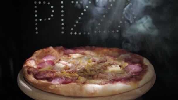Deliciosa Pizza Italiana Fresca Sobre Fondo Negro Con Efecto Pizza — Vídeos de Stock