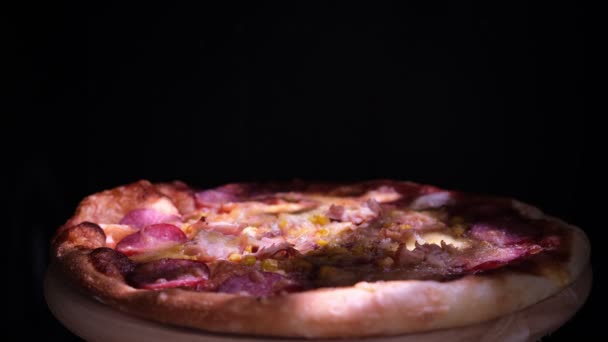 Läcker Färsk Italiensk Pizza Svart Bakgrund Med Effekten Ljus Inskription — Stockvideo
