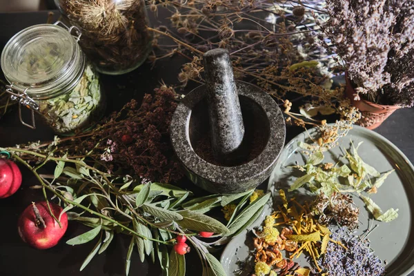 Çay, tentür ve ilaç yapmak için kurutulmuş otlar. Beden eğitimi, alternatif tıp.. 