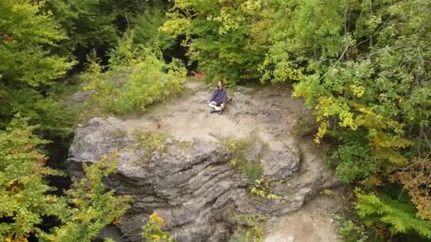 Vista Aerea Quadrocopter Ragazza Pratica Yoga Sulla Cima Una Roccia — Video Stock