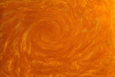 Sıvı altının dokusu ve parlak pigmentler. Dalgaların soyut altın dokusu, girdaplar. Altın likit akrilik boya. Modern tasarım ögesi. 