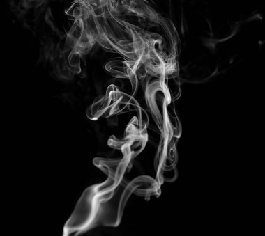 Çarpık duman bulutları, siyah arka planda duman hareketi. Soyut duman çizgileri 
