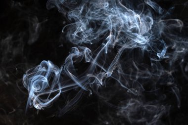 Çarpık duman bulutları, siyah arka planda duman hareketi. Soyut duman çizgileri 