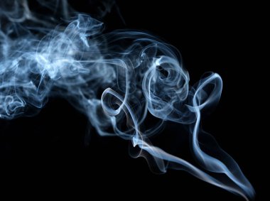 Çarpık duman bulutları, siyah arka planda duman hareketi. Soyut duman çizgileri 