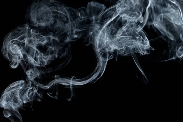 煙のねじれプルーム 黒い背景に煙の動き 概要煙道 — ストック写真