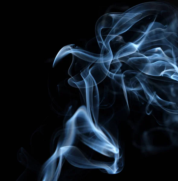 浓密的烟柱 黑色背景下的烟雾运动 抽象的烟雾线 免版税图库照片