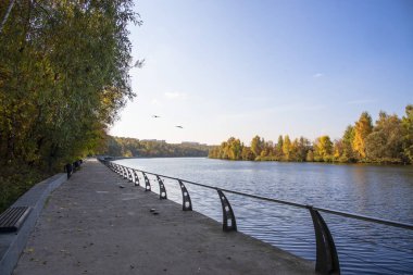 Güneşli bir Ekim gününde Moskva nehrinin seti. Uzun yürüyüşler ve spor için sıcak bir yer..