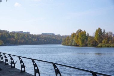 Güneşli bir Ekim gününde Moskva nehrinin seti. Uzun yürüyüşler ve spor için sıcak bir yer..