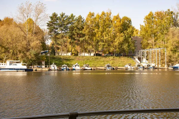 2021年10月 俄罗斯 莫斯科 Filevsky公园Moskva河的船坞 秋天里阳光灿烂 — 图库照片