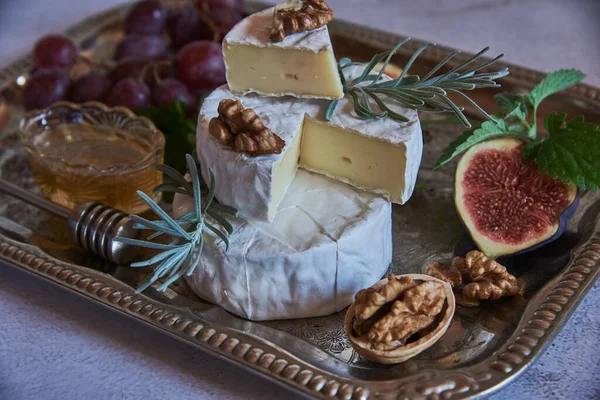 Formaggio Con Muffa Bianca Con Erbe Noci Frutta Vassoio Argento Foto Stock