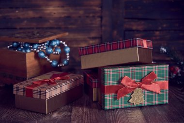 Noel hediyeleri ve tahta arka planda Noel oyuncakları olan klasik bir tabut.. 