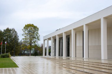  Zoya Kosmodemyanskaya Müzesi. Bulutlu bir gökyüzünün altında sütunları olan bir bina. Petrishchevo 'daki yeni Zoya sergi kompleksi. Bina cephesi. Modern mimari. 