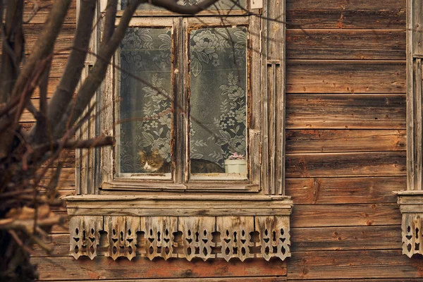 Een oud houten huis met gesneden plateaus. — Stockfoto