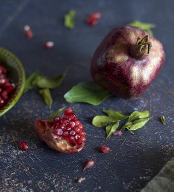 Koyu arkaplanda olgun nar ve nar yaprakları..