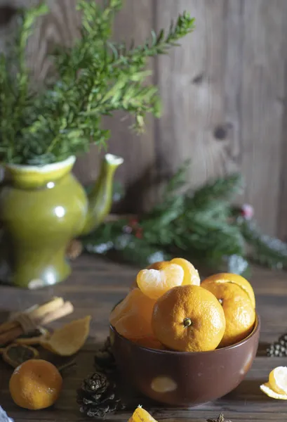 Jugosas mandarinas frescas se encuentran en un tazón de cerámica marrón. — Foto de Stock