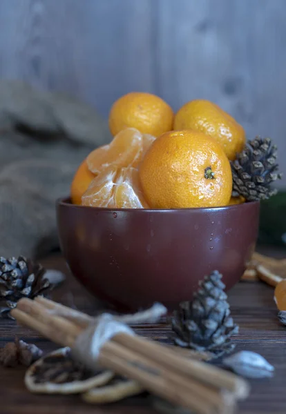 Mandarinas brillantes maduras en un tazón de cerámica marrón. — Foto de Stock