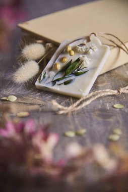 Aroma kesesi. Ev dekorasyonu el yapımı bir tekniktir. Doğal modaya uygun balmumundan yapılmış eko dekor. Çiçek dekoru.