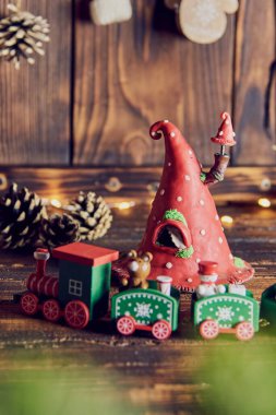 Sinek şeklinde bir ev, kendi ellerinle yapılmış ve ahşap bir tezgahın üzerinde yılbaşı dekoru..