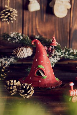 Sinek şeklinde bir ev, kendi ellerinle yapılmış ve ahşap bir tezgahın üzerinde yılbaşı dekoru..