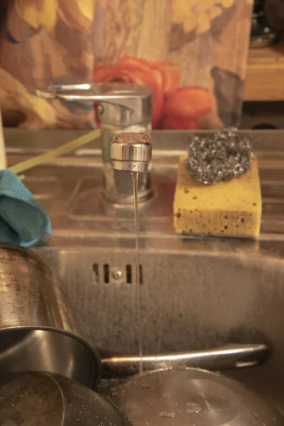 Mutfak Musluğu Kirli Bulaşıklarla Dolu Musluğun Önüne Odaklan — Stok fotoğraf