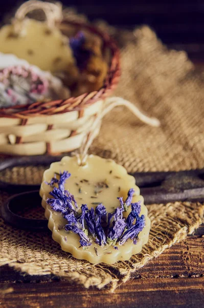 İç kısımlarında kurumuş çiçeklerle süslenmiş balmumundan yapılmış el yapımı keseler..