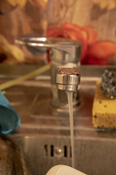 Rubinetto Dell Acqua Sopra Lavello Della Cucina Con Piatti Sporchi — Foto Stock