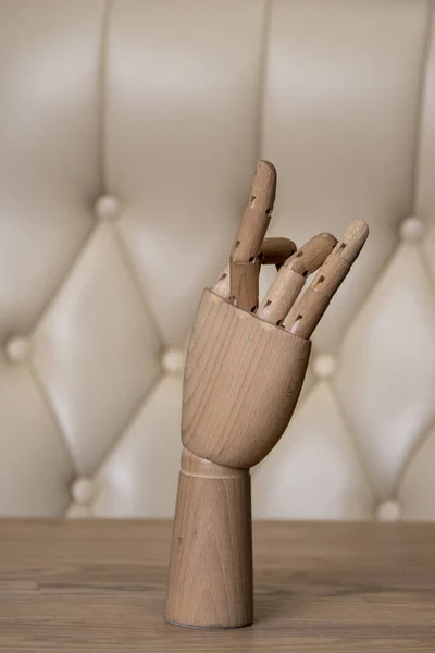 Деревянная Модель Человеческой Руки Столе Фоне Кожаного Стула — стоковое фото