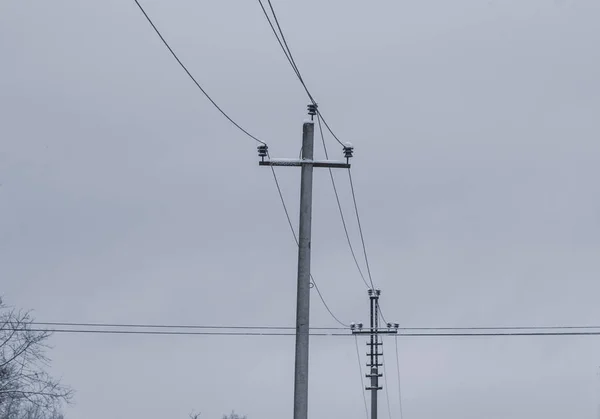 Vysílací Věže Elektrické Vedení Proti Ponuré Zatažené Obloze — Stock fotografie