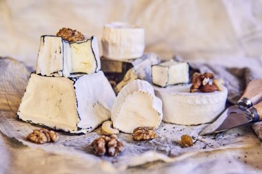 Paket kağıdında beyaz küflü çeşitli peynir türleri. 