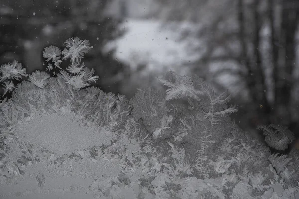 Frosty minta piszkos ablak üveg egy felhős téli napon. — Stock Fotó