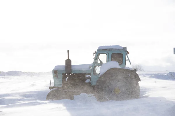 Tractor Campo Cubierto Nieve Desierta Contra Cielo Nublado Mala Visibilidad — Foto de Stock