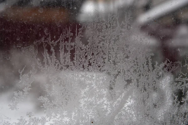 Frostiges Muster Auf Schmutzigem Fensterglas Einem Trüben Wintertag Abstrakter Hintergrund — Stockfoto