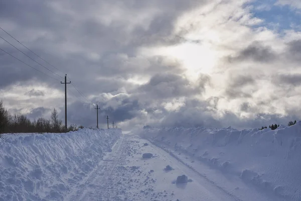Öde Landsväg Genom Snötäckta Fält Dålig Sikt Grund Snöstorm — Stockfoto