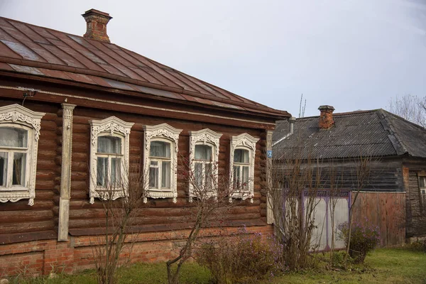 Een Oud Houten Dorpshuis Achter Een Hek Een Bewolkte Herfstdag — Stockfoto