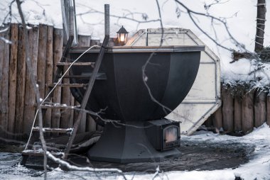 Açık havada yüzmek için banyo küveti. Sıcaklığı 38-40 dereceye kadar ısıtan sıcak su kaynağı olan bir konteynır. Sauna aksesuarları..
