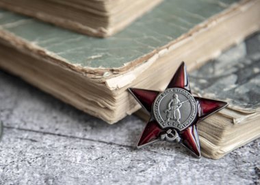 Rusya, Moskova, Şubat 2022 Zafer Günü 9 Mayıs bayram arkaplan kompozisyonu, Sovyet düzeni, kopyalama uzayı, kartpostal.