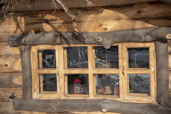 Een venster in een oud log huis. — Stockfoto