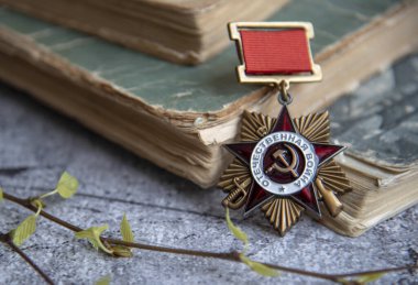 Rusya, Moskova, Şubat 2022. Zafer Günü 9 Mayıs bayram kompozisyonu, Sovyet düzeni, İkinci Dünya Savaşı, kitaplar, huş ağaçları. Boşluğu kopyala, kartpostalı.