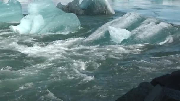 Globalne ocieplenie i zmiany klimatyczne. Topienie lodowców w Arktyce — Wideo stockowe